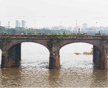 Pune locals’ alertness helped rescue a drowning woman