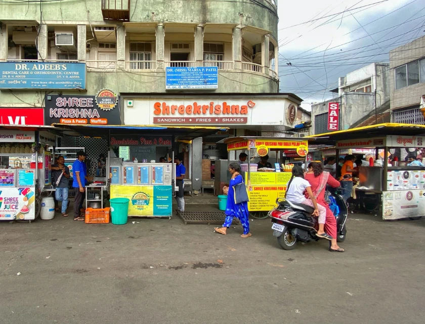 This Legendary cart on MG road sells 800 pizzas daily!