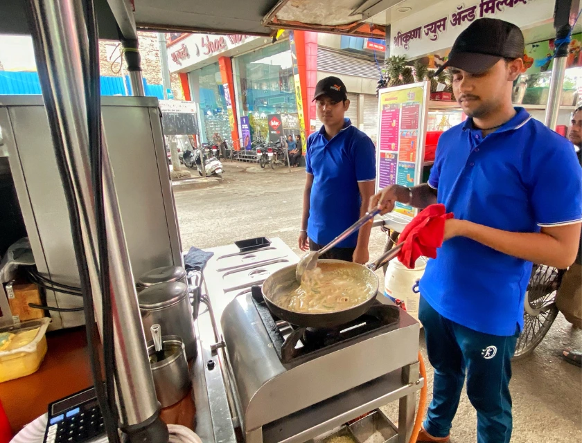 This Legendary cart on MG road sells 800 pizzas daily!