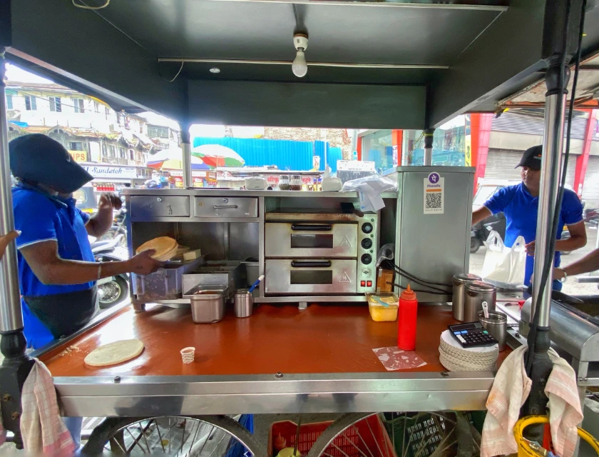 This Legendary cart on MG road sells 800 pizzas daily!