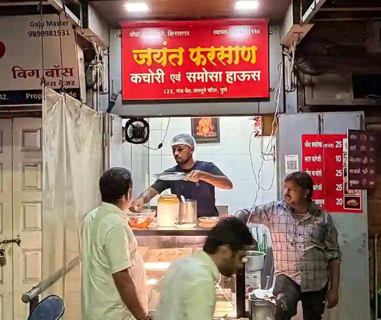 We found the only place in Pune serving Jain samosas!