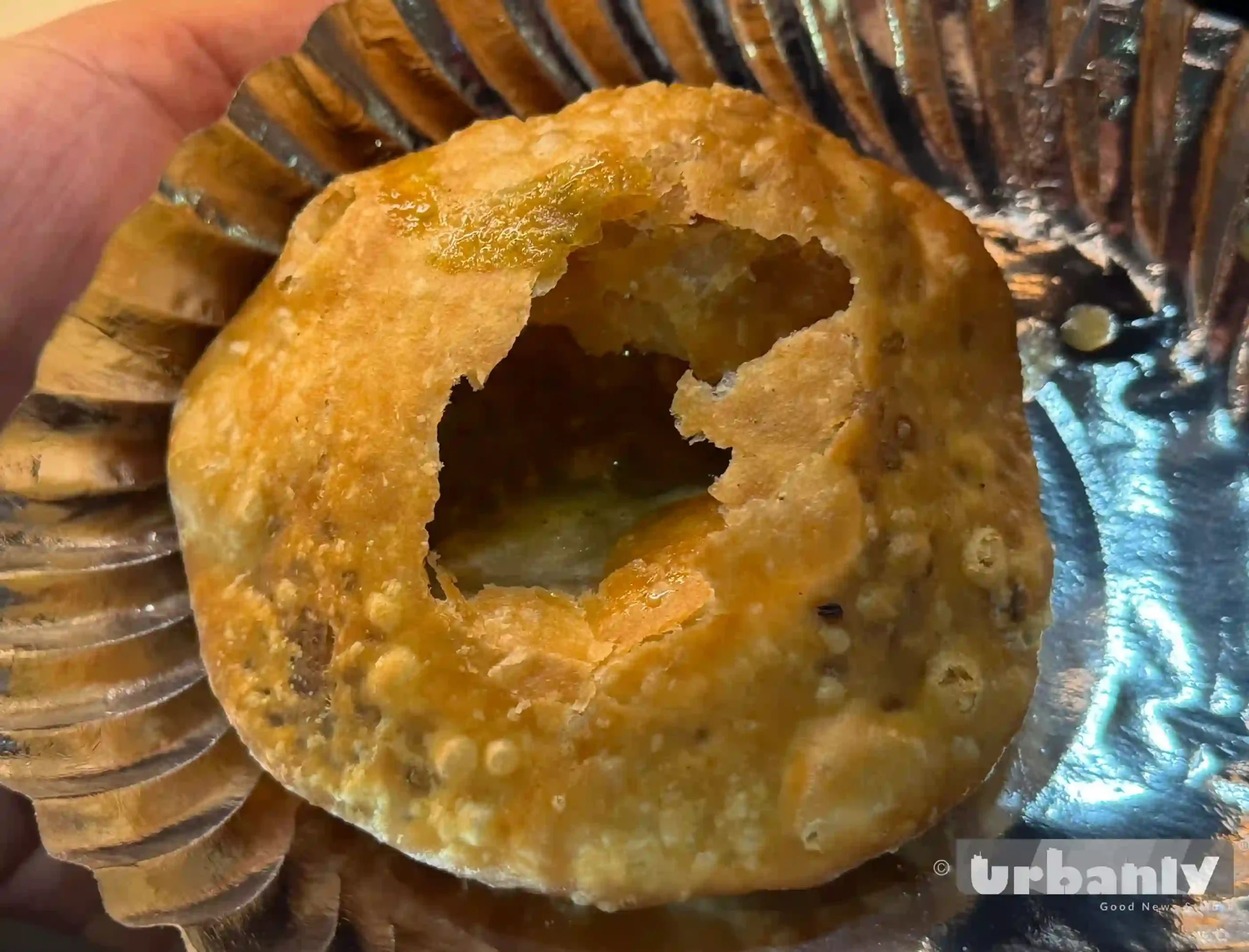 We found the only place in Pune serving Jain samosas!